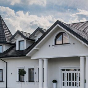 Dachziegel Paneel TUR in RAL 7016 Anthrazit auf einer schicken Villa mit Turmspitze