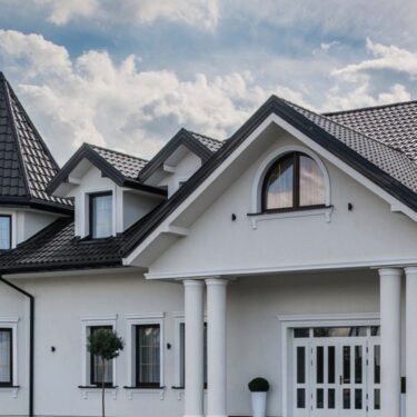Dachziegel Paneel TUR in RAL 7016 Anthrazit auf einer schicken Villa mit Turmspitze