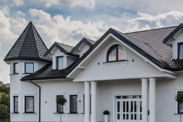 Dachziegel Paneel TUR in RAL 7016 Anthrazit auf einer schicken Villa mit Turmspitze